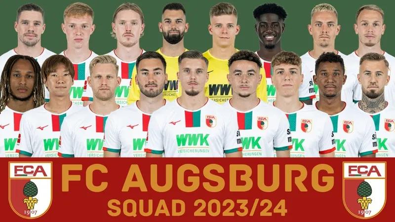 Cầu thủ Bayern Munich và Augsburg tranh chấp trên sân