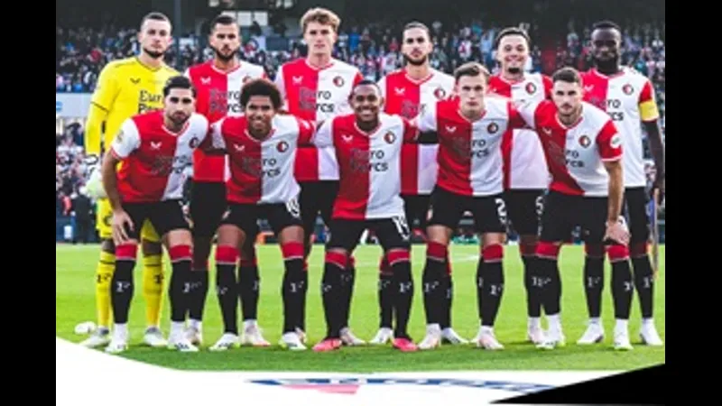 Cầu thủ Feyenoord tung cú sút mạnh hướng về khung thành Real Betis